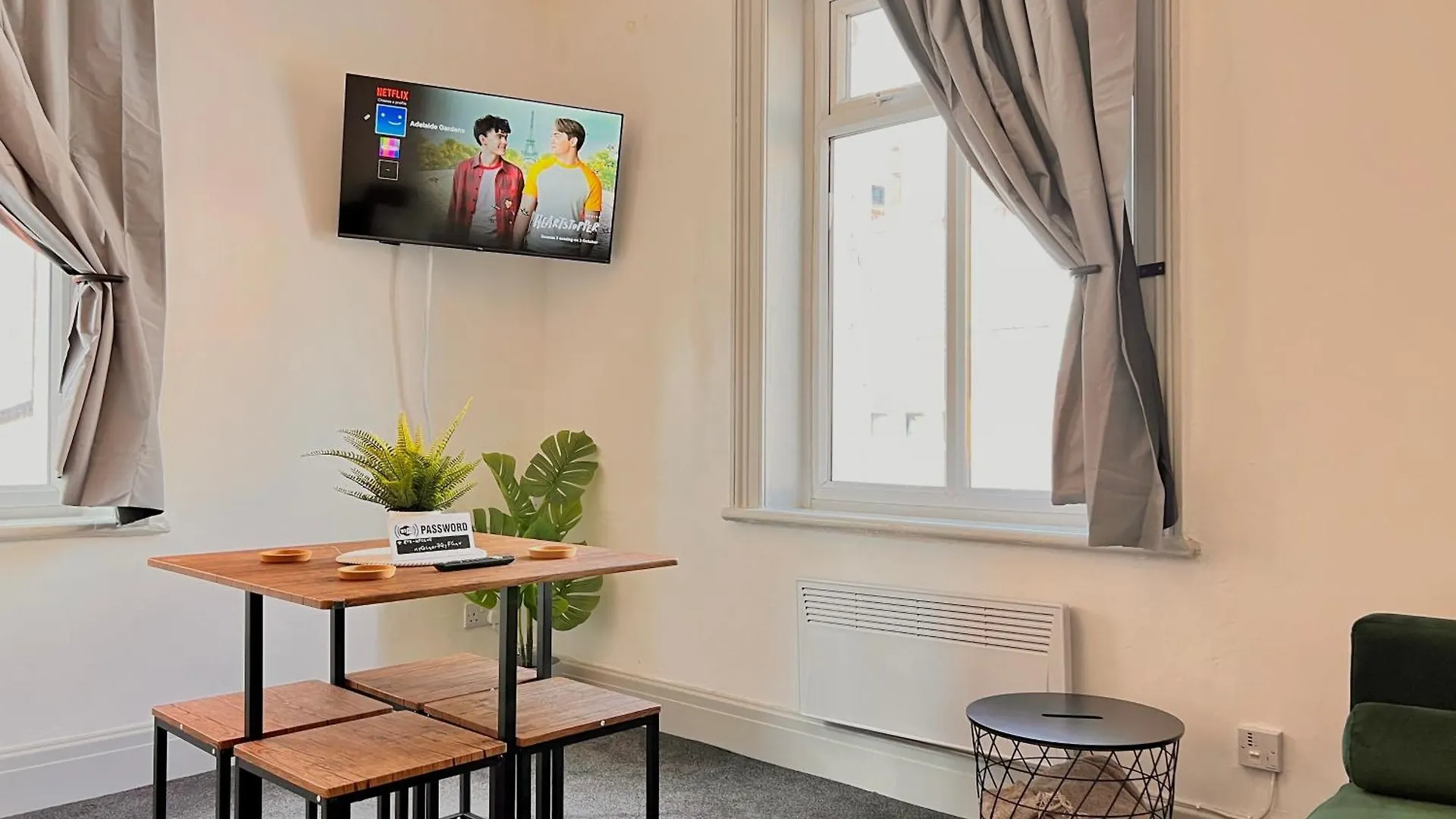 2 Bedroom Family Apartment With Free On-Site Parking location