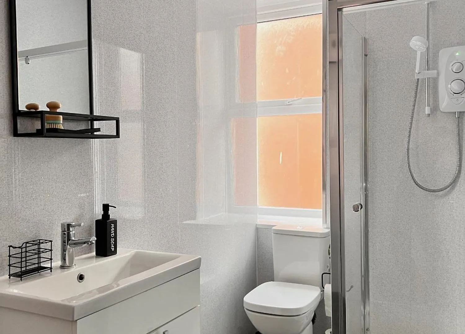2 Bedroom Family Apartment With Free On-Site Parking