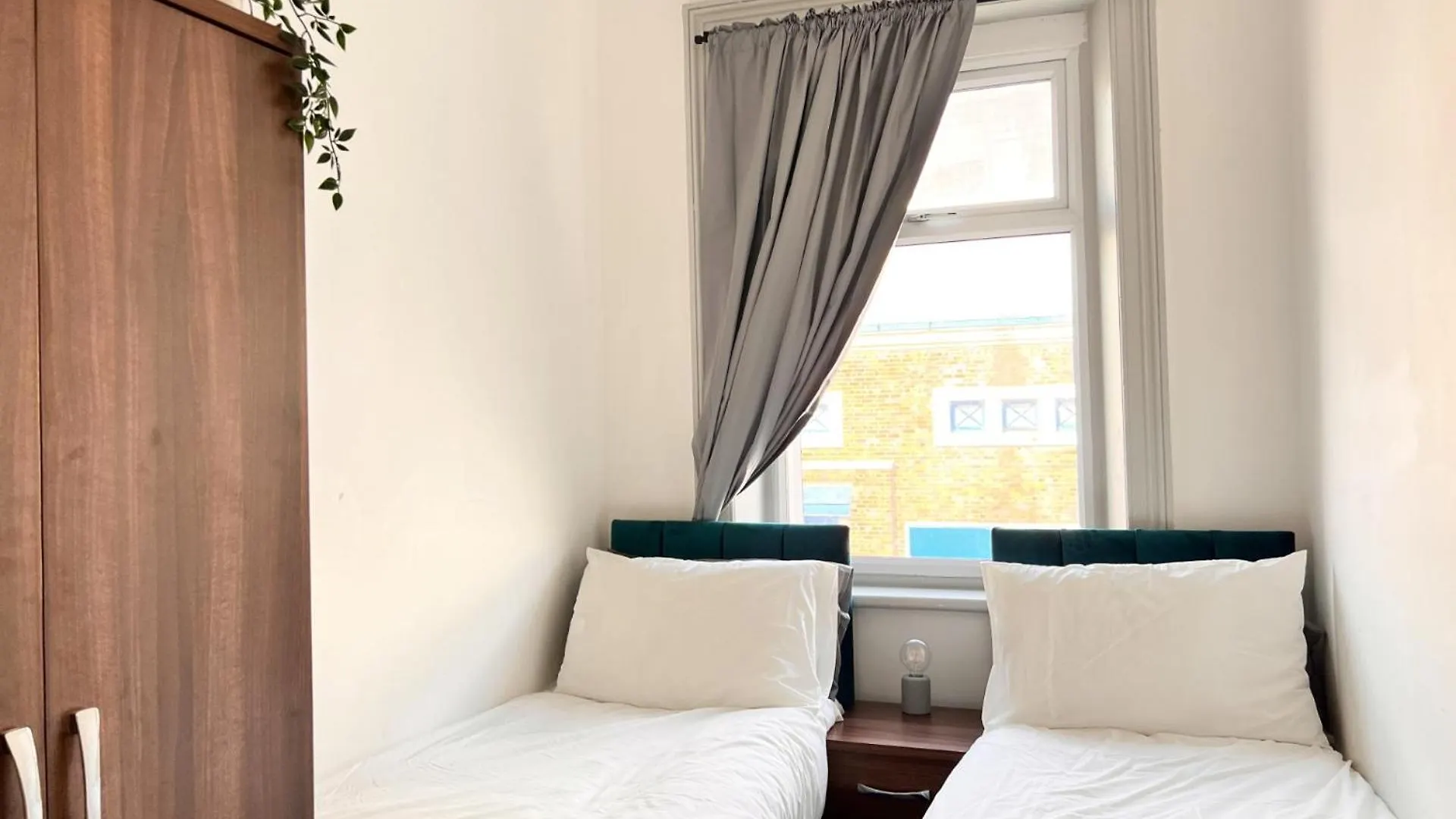 2 Bedroom Family Apartment With Free On-Site Parking United Kingdom