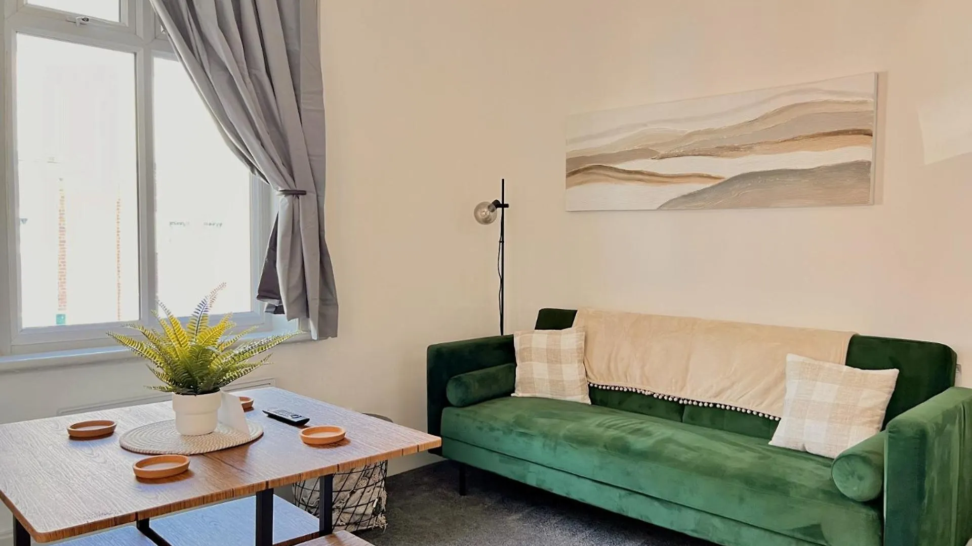 2 Bedroom Family Apartment With Free On-Site Parking 0*, Blackpool
