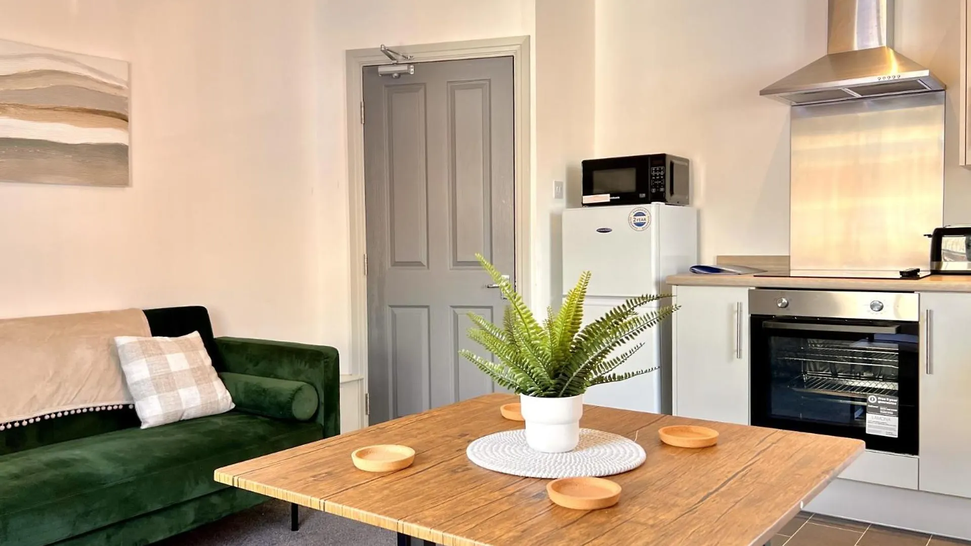 2 Bedroom Family Apartment With Free On-Site Parking